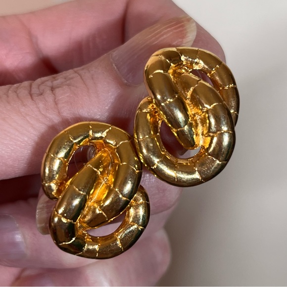 Vintage 80 90 Retro Omega Snake Chain Infinite Knot Heavy Gold Pierced Earrings - Picture 13 of 13